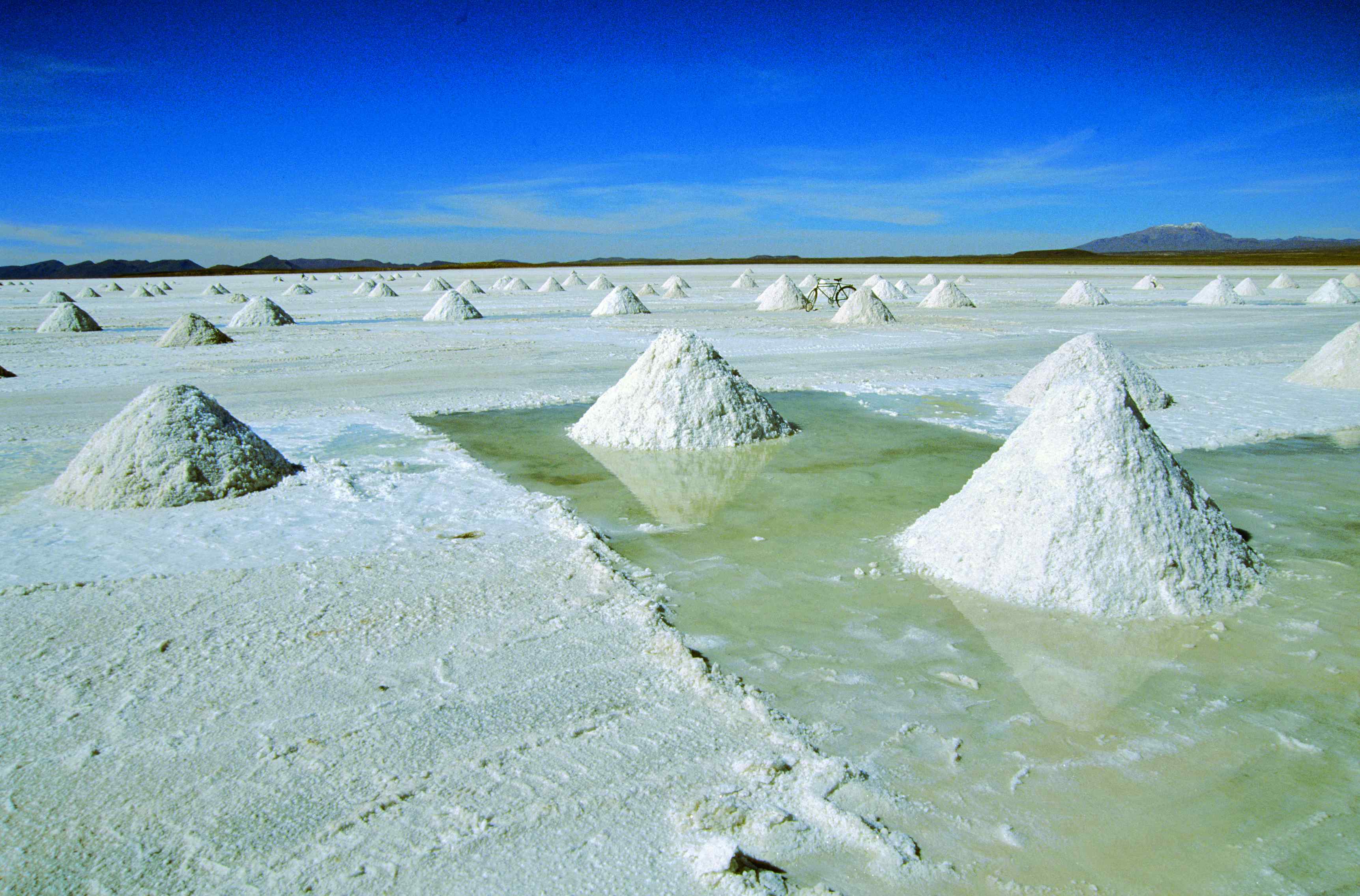 Extraction du sel dans le salar d'Uyuni.