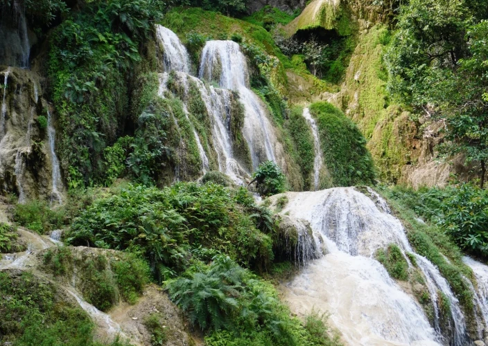 De Tailandia a Camboya - Exploración de las cascadas de Erawan y noche en un hotel flotante. - Exploration des chutes d'eau d'Erawan et nuit en hôtel flottant