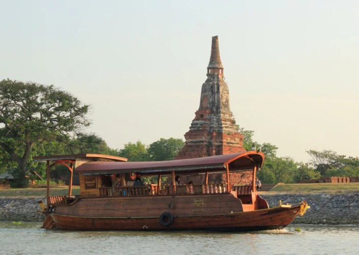 De Tailandia a Camboya - Dirección Ayutthaya y recorrido a bordo de una barcaza arrocera privada. - Direction Ayutthaya et tour à bord d'une barge à riz privative