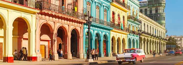 Maisons colorés et voiture américaine à La Havane
