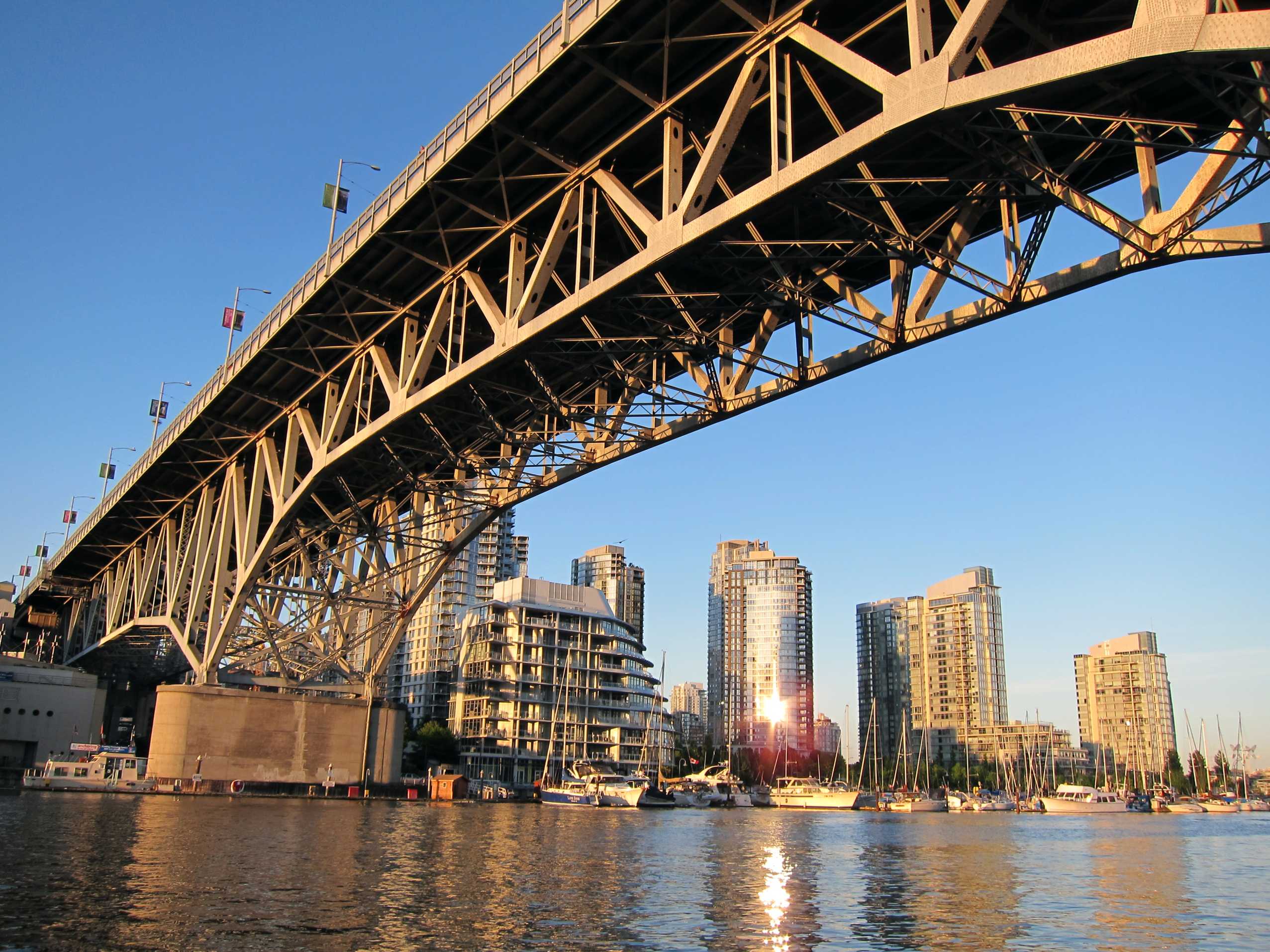 Pont Granville enjambant False Creek.